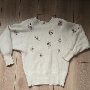 Vintage Floral Embroidered Cream Sweater Size M